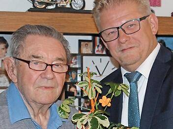 Bürgermeister Frank Wilzok gratulierte Georg Schelhorn im Namen von Stadt und Landkreis Kulmbach.  Foto: Uschi Prawitz