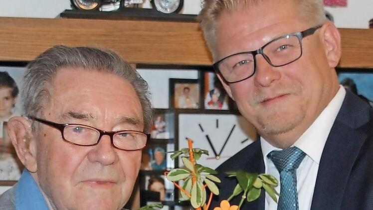 Bürgermeister Frank Wilzok gratulierte Georg Schelhorn im Namen von Stadt und Landkreis Kulmbach.  Foto: Uschi Prawitz