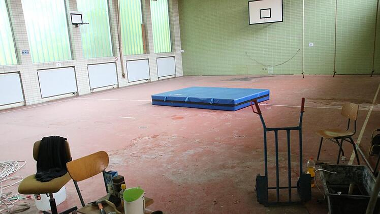 Derzeit wird die Schmeilsdorfer Schule entkernt. Bald rollen die Abrissbagger an. Foto: Jürgen Gärtner