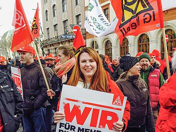 Hanna Köhler (Mitte) geht für ihre Kollegen bei Schaeffler auch auf die Straße.  Foto: privat (Archiv)