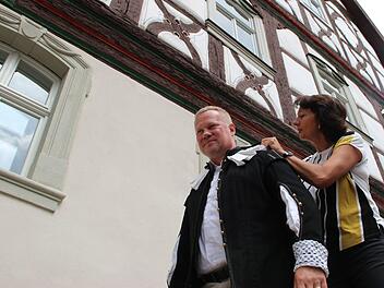 Rudi Rippstein bereitet sich auf seinen ersten Einsatz als Oberbürgermeister im Heimatspiel zu. Dazu gehört neben den Bühnenproben auch die Kostümanprobe. Claudia Skuppin schaut, ob alles passt.Heike Beudert