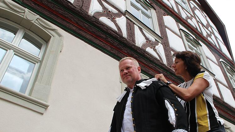 Rudi Rippstein bereitet sich auf seinen ersten Einsatz als Oberbürgermeister im Heimatspiel zu. Dazu gehört neben den Bühnenproben auch die Kostümanprobe. Claudia Skuppin schaut, ob alles passt.Heike Beudert