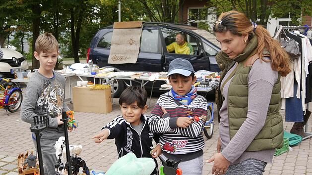 Kam grunds&auml;tzlich  ganz gut an: der auf den Sch&uuml;tzenplatz verlegte Flohmarkt in Neustadt bei Coburg. - Foto: Manja von Nida