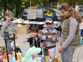 Kam grundsätzlich  ganz gut an: der auf den Schützenplatz verlegte Flohmarkt in Neustadt bei Coburg. - Foto: Manja von Nida