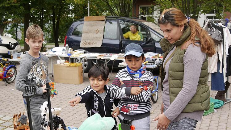 Kam grundsätzlich  ganz gut an: der auf den Schützenplatz verlegte Flohmarkt in Neustadt bei Coburg. - Foto: Manja von Nida