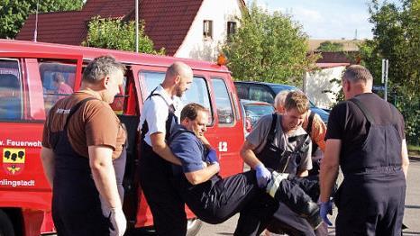 Ein "Verletzter" wird geborgen. Foto: Andrea Spörlein