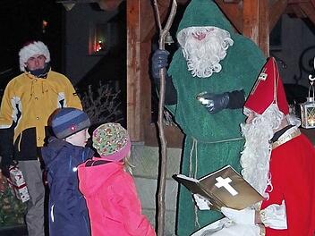 Bei ihrem Besuch in Hesselbach hatten der Nikolaus und Knecht Ruprecht auch heuer wieder zahlreiche Geschenke dabei.  Foto: Heike Schülein
