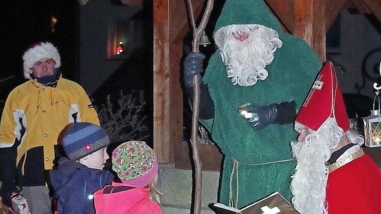 Bei ihrem Besuch in Hesselbach hatten der Nikolaus und Knecht Ruprecht auch heuer wieder zahlreiche Geschenke dabei.  Foto: Heike Schülein
