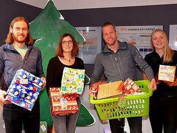 60 Weihnachtspäckchen für das Kinder- und Jugenddorf St. Anton in Riedenberg gab es von der Firma Bodytime in Bad Kissingen. Unser Bild zeigt (von links) Stephan Heil und Christine Benkert aus Riedenberg sowie Firmeninhaber Christoph Schmitt und Mitarbeiterin Christina Steg. Foto: Peter Rauch