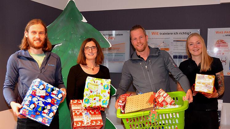 60 Weihnachtspäckchen für das Kinder- und Jugenddorf St. Anton in Riedenberg gab es von der Firma Bodytime in Bad Kissingen. Unser Bild zeigt (von links) Stephan Heil und Christine Benkert aus Riedenberg sowie Firmeninhaber Christoph Schmitt und Mitarbeiterin Christina Steg. Foto: Peter Rauch