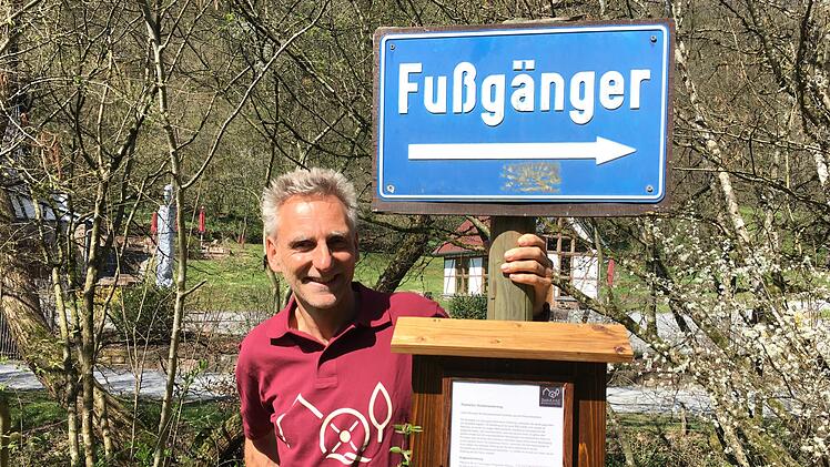 Stephan Schulze an der ersten Tafel des Waldwanderwegs an der Seemühle. Foto: Baumhaushotel