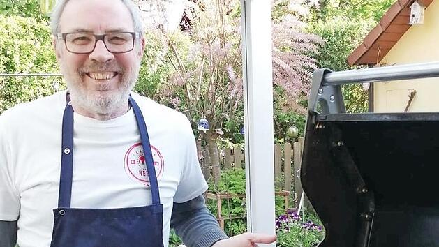 Ein Konzept der Hochschule Coburg trifft auf einen leidenschaftlichen Grillmeister aus Hirschaid: Manfred Jekal mit der Super-Pizza: supergesund und superlecker.  Fotos: privat