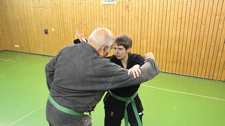 Janine Böhme während des Bushin-Ryu-Kempo mit ihrem Trainer Michael Denk