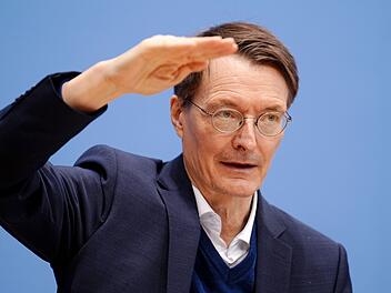 Gesundheitsminister Karl Lauterbach ist gegen eine Öffnungsstrategie, wie sie beispielsweise in Israel, aktuell durchgeführt wird. Er rechne dann mit 500 Corona-Toten pro Tag in Deutschland.