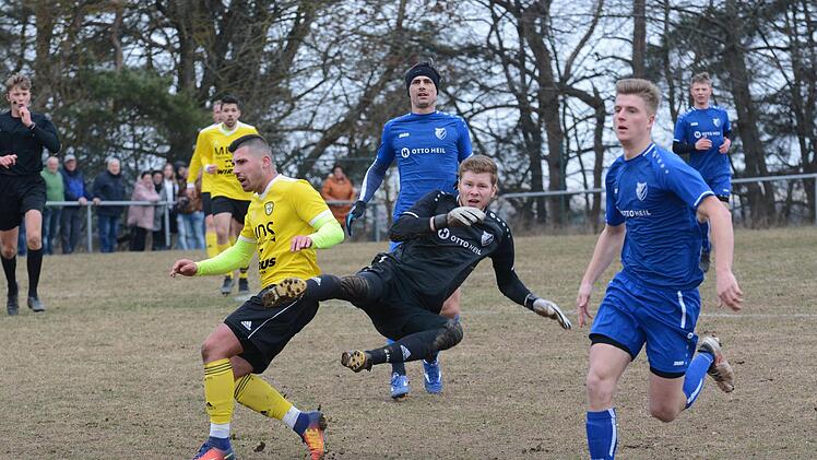 In die Luft gegangen ist Bad Kissingens Felix Friedlein. Der Erfolg sollte dem Keeper des FC 06 allerdings recht geben, denn Thulbas Winter-Neuzugang Dimitrios Glykos (links) blieb ein Torerfolg vergönnt. Foto: ssp