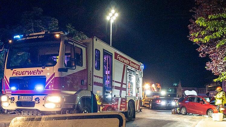 Sonnefeld: Auto in Gartenmauer löst Feuerwehreinsatz aus - Rettungsdienst muss Insassen befreien
