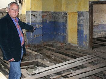 Bernd Holzmann liegen die alten Gebäude in der Oberen Stadt sehr am Herzen. Er will diese Zeugen der Geschichte erhalten. Sein Vorhaben in der Amtsgerichtsstraße 10 ist jedoch ins Stocken geraten. Trotzdem hofft er noch auf ein Happy End für dieses Objekt. Foto: Veronika Schadeck