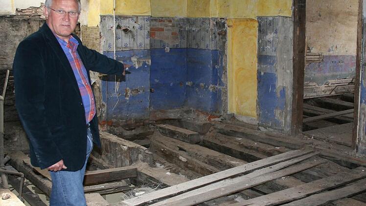 Bernd Holzmann liegen die alten Gebäude in der Oberen Stadt sehr am Herzen. Er will diese Zeugen der Geschichte erhalten. Sein Vorhaben in der Amtsgerichtsstraße 10 ist jedoch ins Stocken geraten. Trotzdem hofft er noch auf ein Happy End für dieses Objekt. Foto: Veronika Schadeck