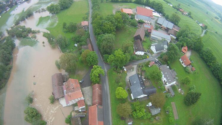 Ein Bild aus der Luft. Hochwasser bei Dreschen (Neudrossenfeld). Aufgenommen mit einer GoPro Helmkamera die an einem selbstgebauten Hexacopter befestigt war. Foto: Kai Hacker