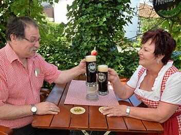 Hans Erlbacher und Mathilde Meußer freuen sich über gutes Biergartenwetter.Fotos: Ronald Rinklef