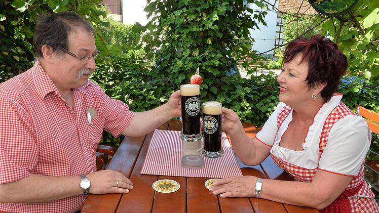 Hans Erlbacher und Mathilde Meußer freuen sich über gutes Biergartenwetter.Fotos: Ronald Rinklef