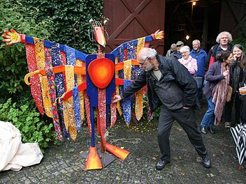 Werner Bauer aus Eschenau mit seinem Feuervogel, einer der sehenswerten Vogelscheuchen bei der Performance in Mittelehrenbach.  Fotos: Franz Galster