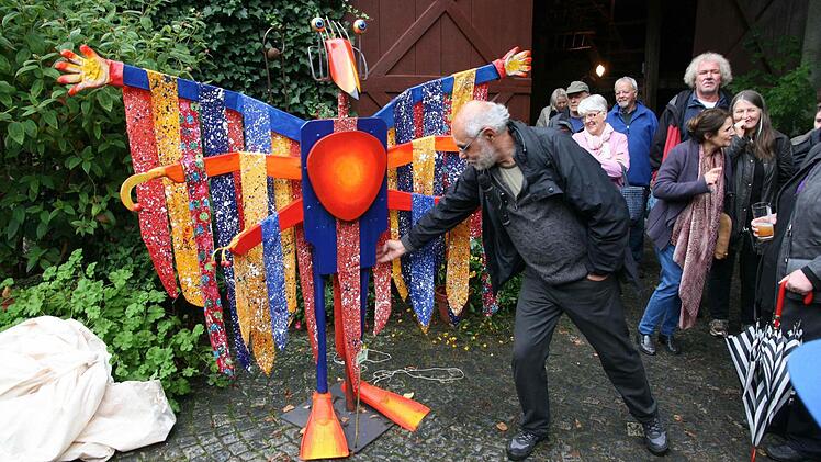 Werner Bauer aus Eschenau mit seinem Feuervogel, einer der sehenswerten Vogelscheuchen bei der Performance in Mittelehrenbach.  Fotos: Franz Galster