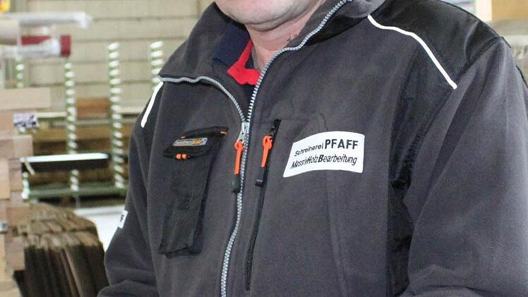 Schreinermeister Manfred Pfaff lässt sein Handy meistens links liegen, weil er auf seinem Betriebsgelände keinen Empfang hat.