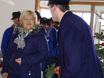 Die Tannenreiser hat der "Pfefferer" schon bereit. Die nächste Frau ist auch schon da, der er traditionsgemäß die Zweige hinten auf die Beine hauen kann.