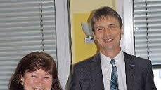 Erfreut über die positiven Ergebnisse des Modellprojekts zeigten sich (von links) Christina Härtlein (Firma Scholz), Klement Heimerl (AOK), BRK-Kreisgeschäftsführer Roland Beierwaltes, Hubert Carl, Direktor Christian Grebner (beide AOK), Michael Mross, Harald Schubert, Andreas Mendel (alle i-gb) sowie Michael Schneider von der Wilhelm-Löhe Hochschule. Foto: Heike Schülein