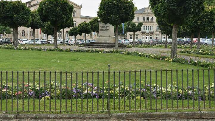 Ob tatsächlich unter dem Schlossplatz eine Tiefgarage gebaut wird, muss der Stadtrat entscheiden. Die Ausschüsse Einzelhandel, Tourismus und Verkehr der IHK fordern dies dringend und haben eine entsprechende Resolution auf dem Weg gebracht.