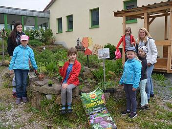 Die offene Ganztagesschule an der Grundschule Weißenbrunn wird großartig angenommen. Auch während der Ferien werden die Kinder vom fachkundigen Personal betreut -wie hier im Kräutergarten.  Foto: K. H. Hofmann