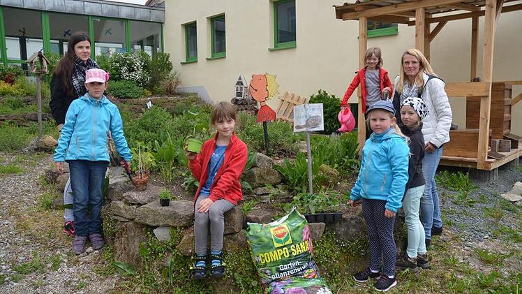 Die offene Ganztagesschule an der Grundschule Weißenbrunn wird großartig angenommen. Auch während der Ferien werden die Kinder vom fachkundigen Personal betreut -wie hier im Kräutergarten.  Foto: K. H. Hofmann