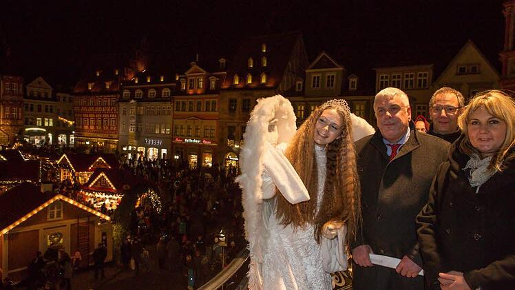 Christkind Femke Flessa, OB Norbert Tessmer, Dritter Bürgermeister Thomas Nowak und Zweite Bürgermeisterin Birgit Weber auf dem Rathausbalkon. Foto: Barbara Herbst