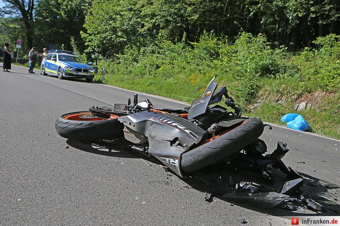 Kreis Bamberg: 17-jähriger Motorradfahrer fährt auf Traktor auf und wird schwer verletzt