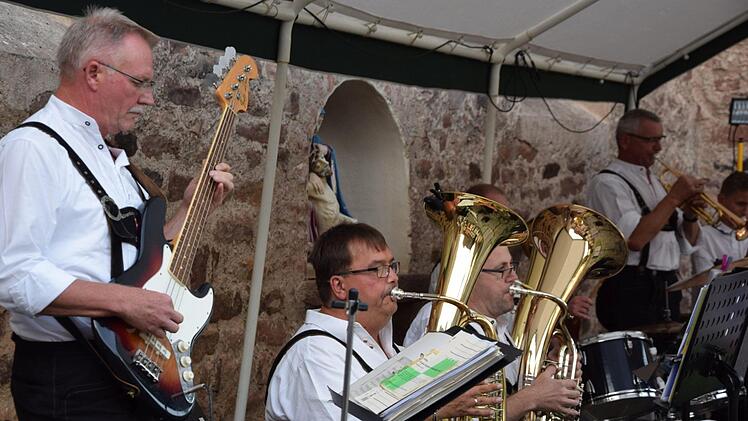 Die Windheimer Musikanten sorgten unter anderem beim Saalemusicum in den Diebacher Kirchgaden für Unterhaltung. Foto: Erdinc Yurdakul