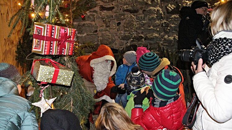 Als Freund der Kinder zeigte sich der Nikolaus, der den Eingang der Ruine "bewachte" und an die Kids Geschenke verteilte.Helmut Will