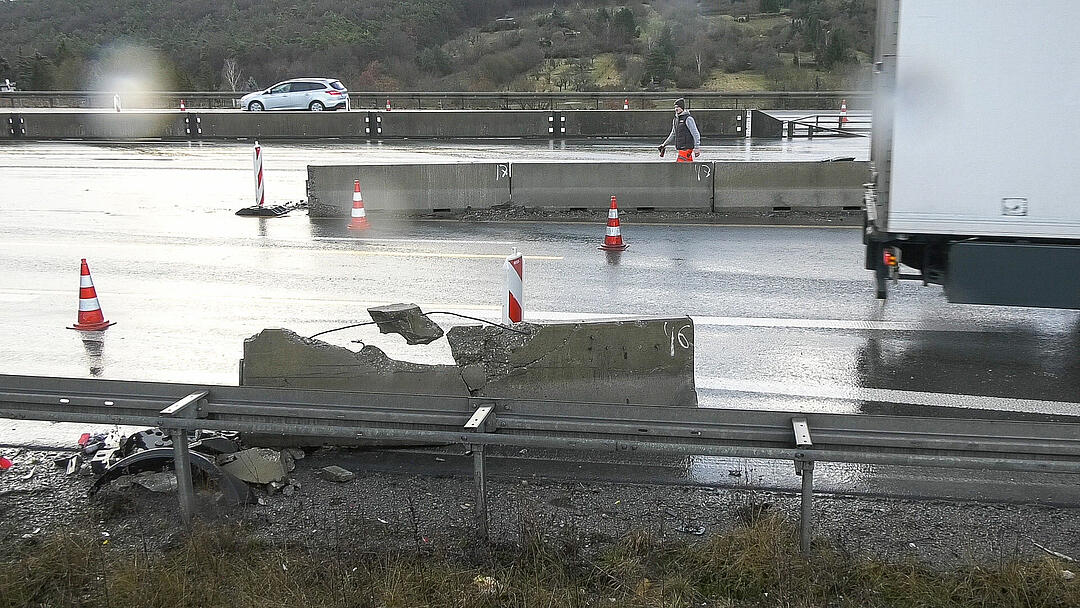 Trümmerfeld aus Beton: A3 nach Unfall zeitweise  komplett gesperrt