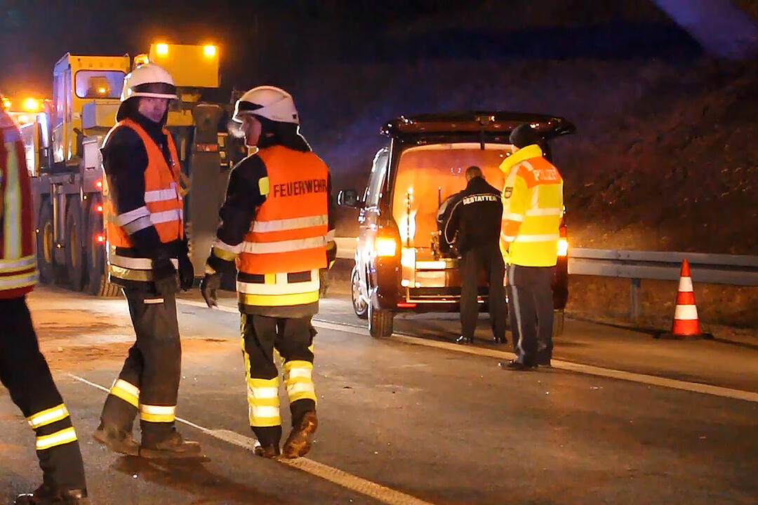 Tödlicher Lkw-Crash auf der A9: Lastkraftwagen kracht in Leitplanke