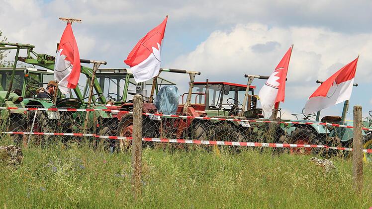 Frankenfahnen rund um das Schleppertreffen. Foto: Katharina Müller-Sanke