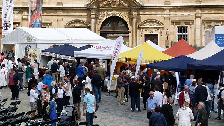 Ein steter Besucherstrom ergoss sich während des Heinrichsfests  durch die Budenstadt auf dem Domplatz. Foto: Marion Krüger-Hundrup