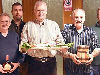 Saukönig der Schützen (linkes Foto v. l.): 2. Ritter Emil Müller, Schützenmeister Daniel Bergmann, Saukönig der Schützen 2. Schützenmeister Wolfgang Bergmann, 1. Ritter Hans Kopp (in Vertretung für Markus Haderlein), Schatzmeister Mathias Beetz. Auf dem rechten Foto v. l. sind die Herbstpokalsieger der Jugend: 2. Ritter Julian Scherbel, Mathias Beetz (Schatzmeister), 1. Ritterin Maya Baumstark, Pokalsieger David Beetz. Fotos: K.-H. Hofmann
