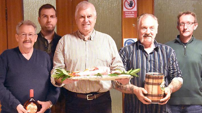 Saukönig der Schützen (linkes Foto v. l.): 2. Ritter Emil Müller, Schützenmeister Daniel Bergmann, Saukönig der Schützen 2. Schützenmeister Wolfgang Bergmann, 1. Ritter Hans Kopp (in Vertretung für Markus Haderlein), Schatzmeister Mathias Beetz. Auf dem rechten Foto v. l. sind die Herbstpokalsieger der Jugend: 2. Ritter Julian Scherbel, Mathias Beetz (Schatzmeister), 1. Ritterin Maya Baumstark, Pokalsieger David Beetz. Fotos: K.-H. Hofmann