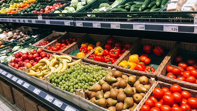 Gemüse- und Obstabteilung in einem Supermarkt