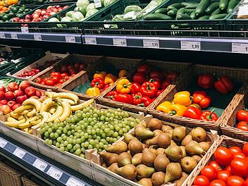 Gemüse- und Obstabteilung in einem Supermarkt