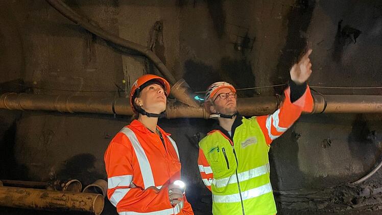 Jasmina Neudecker lässt sich zeigen, wie in den Alpen Vorkehrungen gegen Umweltkatastrophen getroffen werden.