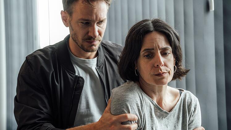 "Tatort: Das B&ouml;se in Dir" konfrontiert Kommissarin Esther Baumann (Brigitte Urhausen) mit ihrer Vergangenheit. Kommissar Leo H&ouml;lzer (Vladimir Burlakov) steht ihr, so gut es geht, bei.