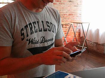 Betriebsleiter Alexander Kopp organisiert im Café Kitsch nicht nur Facebook-Partys, sondern nutzt das soziale Netzwerk auch für die Dienstplanung. Foto: Corinna Igler