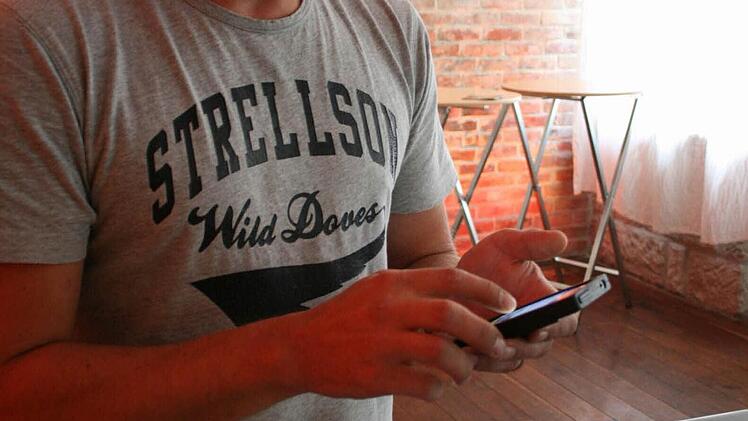 Betriebsleiter Alexander Kopp organisiert im Café Kitsch nicht nur Facebook-Partys, sondern nutzt das soziale Netzwerk auch für die Dienstplanung. Foto: Corinna Igler