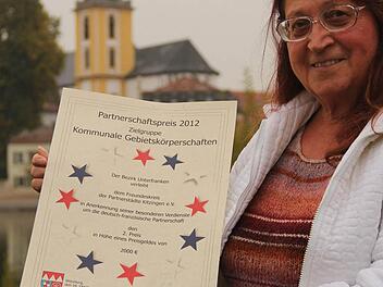 Mit 2000 Euro ist der zweite Platz dotiert, den der Freundeskreis der Partnerstädte  bekommen hat.  Jocelyn Nicoly nahm die Auszeichnung in Würzburg entgegen.